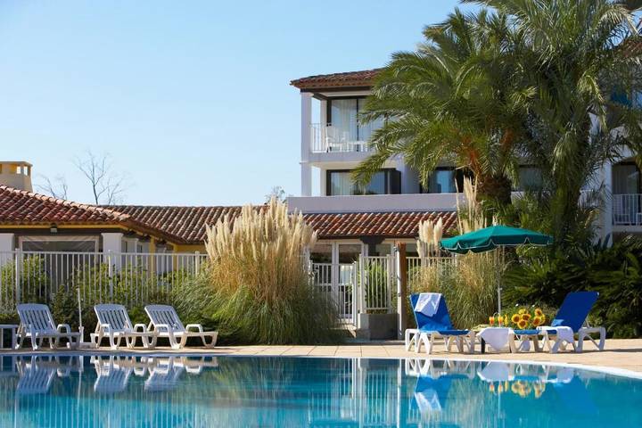 Appart’hôtel pour 2 personnes, avec terrasse ainsi que piscine et jardin