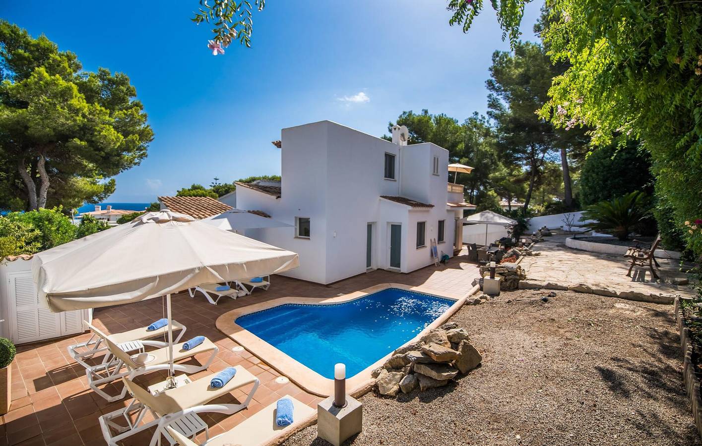 Seaside Terrace Apartment with Pool & BBQ, 500m to Cala de n´Aladern in Cala Provençal, Capdepera