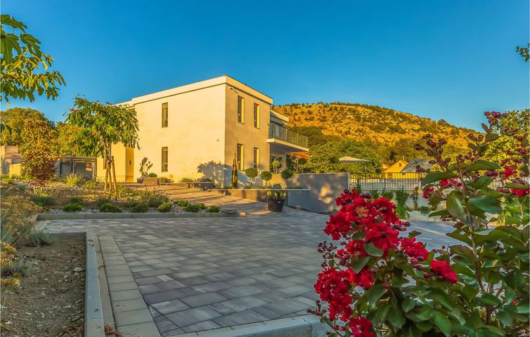 Reizende 250 m² große Ferienwohnung mit Pool und Terrasse, 1,5 km vom Zentrum von Dugopolje entfernt in Dugopolje, Dalmatinisches Zagora
