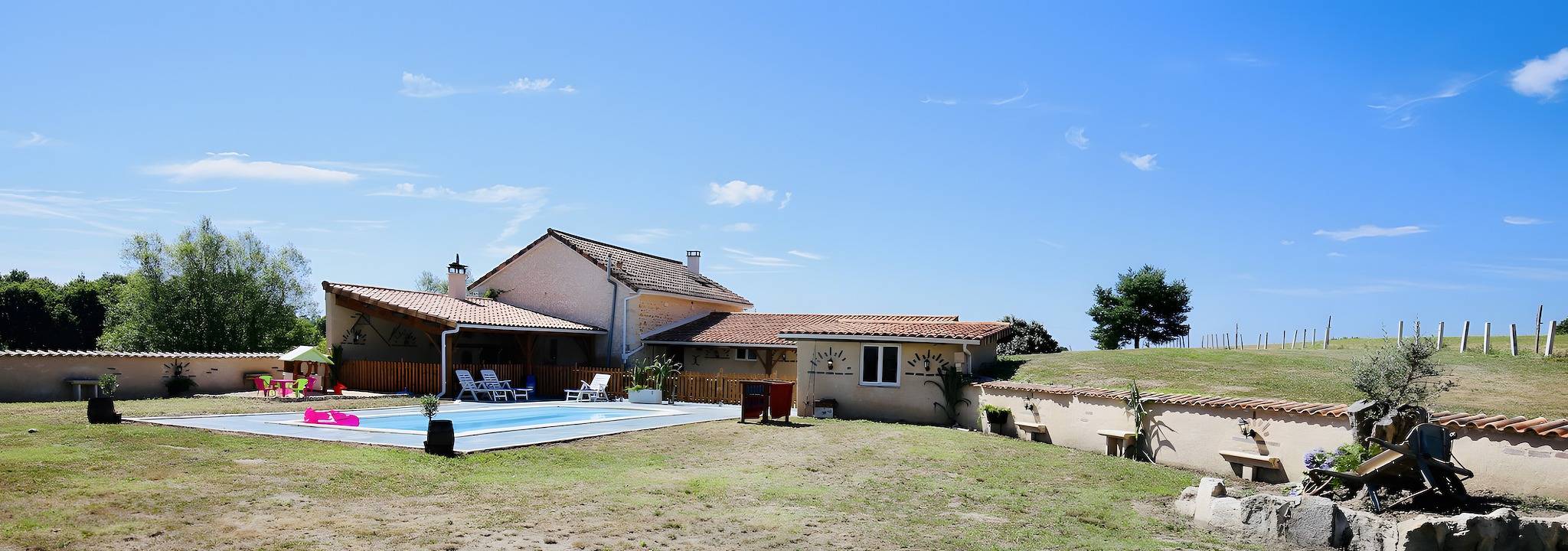 Maison de campagne 'Seul Au Monde' avec piscine privée, terrasse et jardin privatifs in Guizengeard, Charente