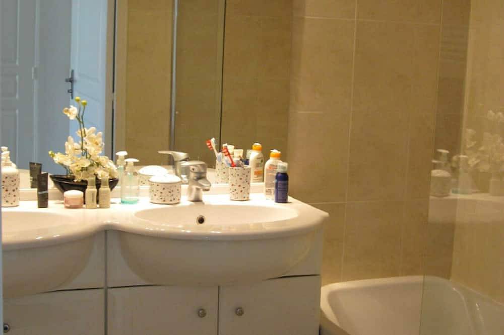 Hel leilighet, Cannes-Beach 5 mins walk-Pool-Parking-Ac-Wifi in Cannes La Bocca, Cannes