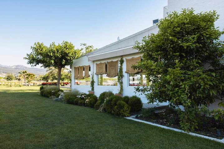 Casa rural para 14 personas, con piscina para niños y piscina además de vistas y jardín, Familias con niños en Granada - 3