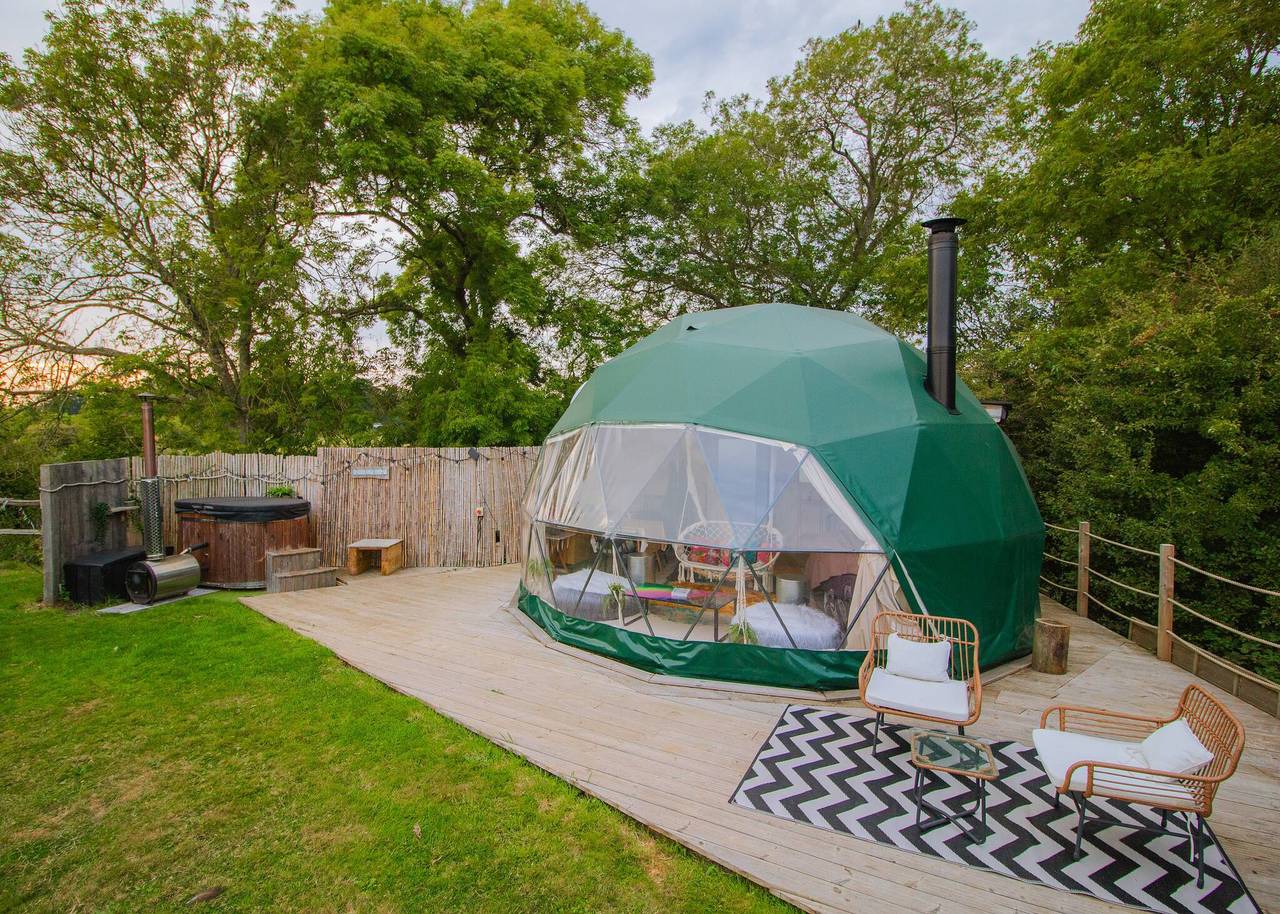 Romantic Lakeview Dome in Henfield, West Sussex