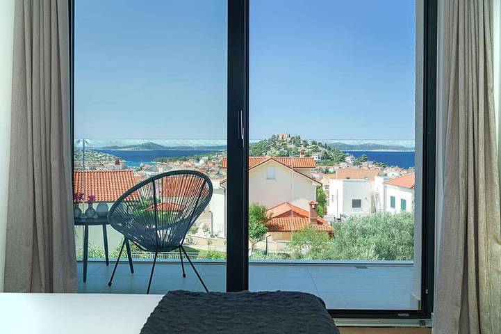 Villa pour 8 personnes, avec jacuzzi ainsi que balcon et jardin à Tribunj - 2