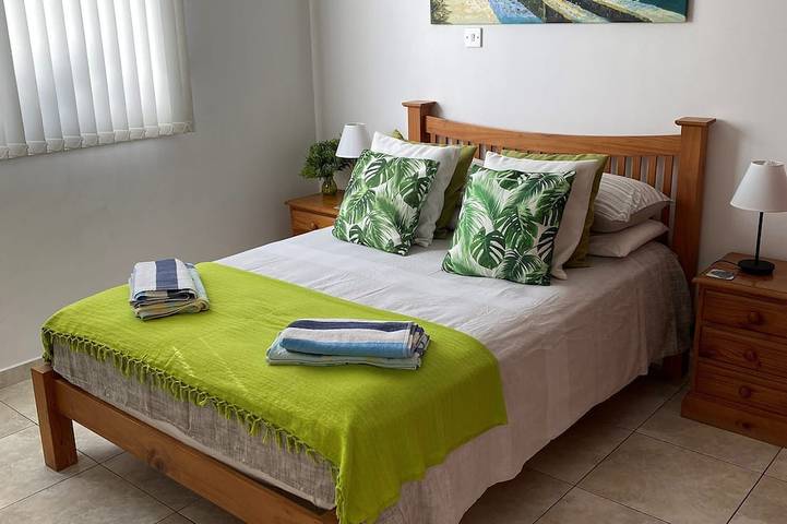 Ganze Wohnung, Apartment mit 2 Schlafzimmern, Gemeinschaftspool und teilweise Meerblicken. in Paphos, Südzypern