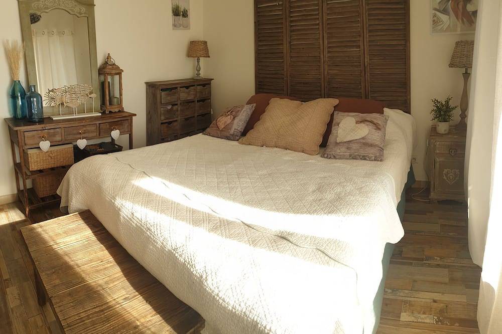 Entire apartment, Beautiful apartment with sea view over the Gulf of Ajaccio in Ajaccio, Ajaccio region