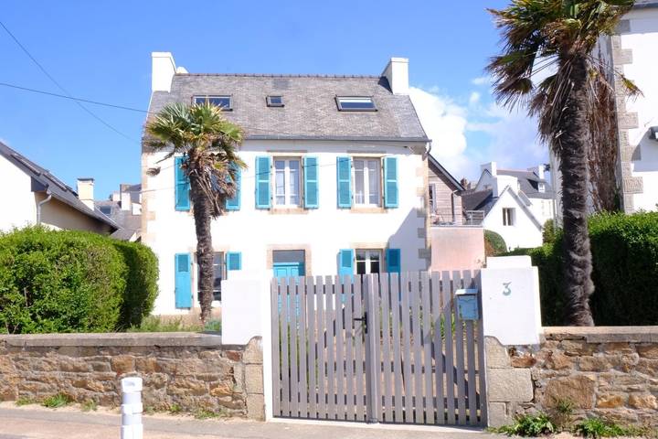 Maison de pêcheur face à la mer avec vue mer et accès direct à la plage – Carantec, Baie de Morlaix in Carantec, Ceinture Dorée