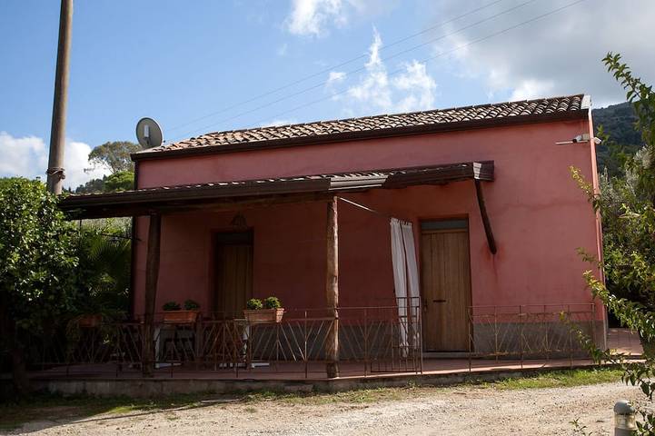 Casa vacanza per 5 persone, con piscina e giardino, con animali domestici in Provincia di Messina