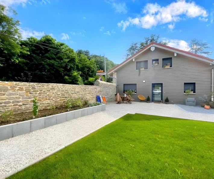 Location de vacances pour 5 personnes, avec piscine ainsi que vue et jardin dans Boussières