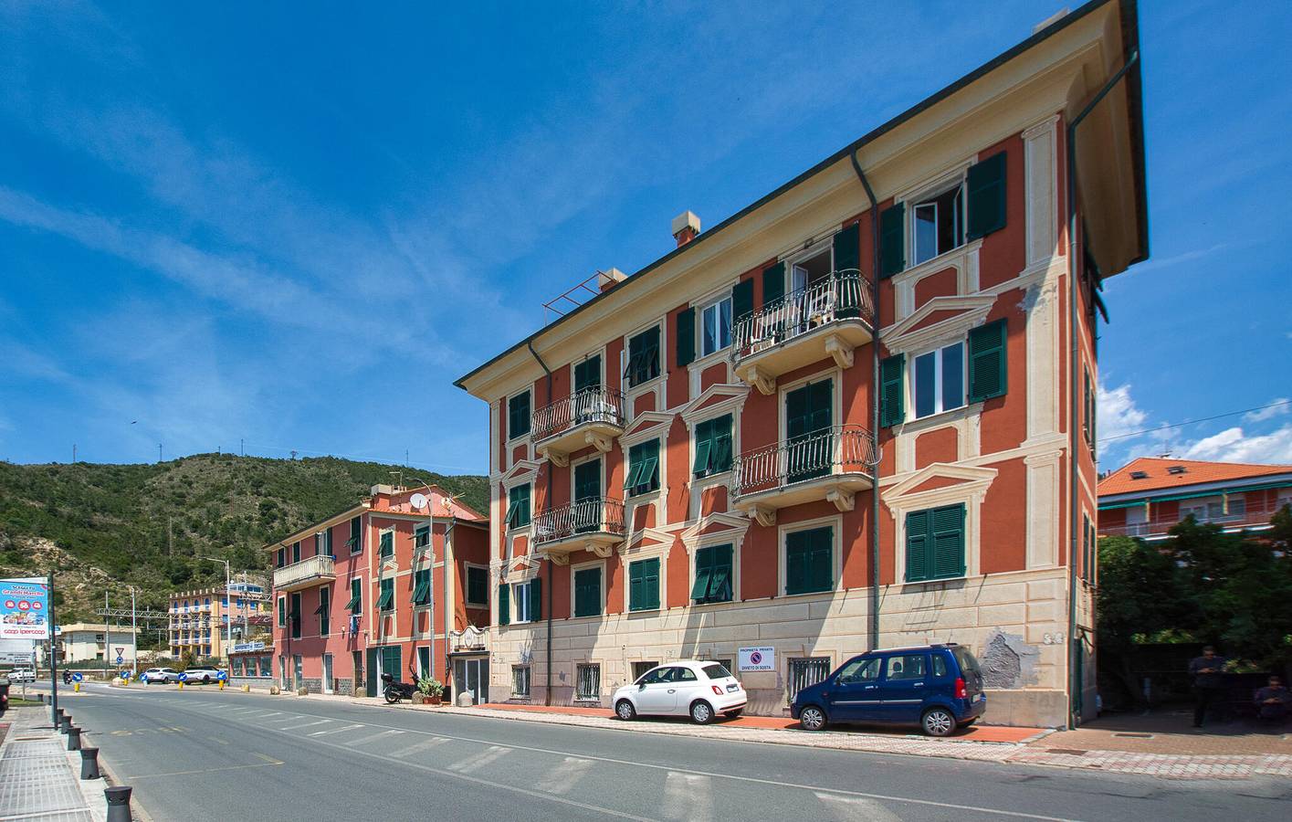 Entire holiday apartment, Seaside Apartment with Terrace & Garage, 1km to Spiaggia di Portobello in Sestri Levante (City), Sestri Levante