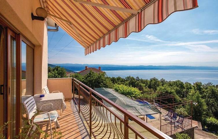 Ferienwohnung für 3 Personen, mit Balkon und Terrasse sowie Garten und Pool