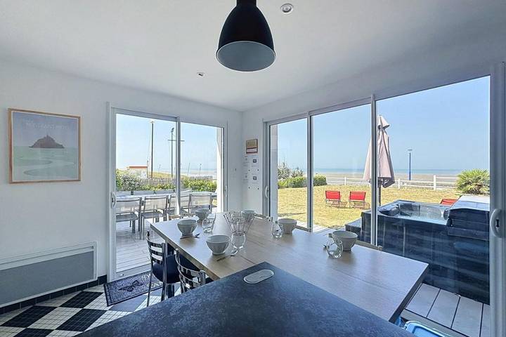 Location de vacances pour 10 personnes, avec terrasse ainsi que jacuzzi et jardin, animaux acceptés dans Hauteville-sur-Mer - Plage - 3