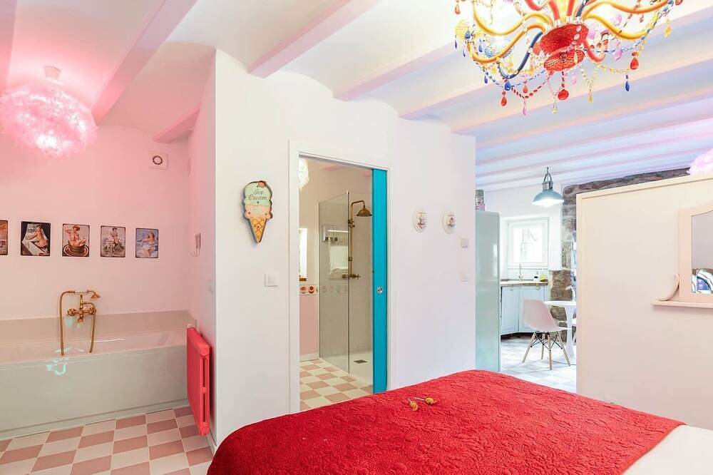 Appartement entier, The 50's Suite. Barbie's summer house. Bathtub and jukebox in Corcubión, Costa da Morte