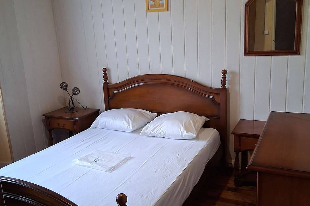 Villa . Ideal for a group of friends or a large family. in Montayral, Quercy