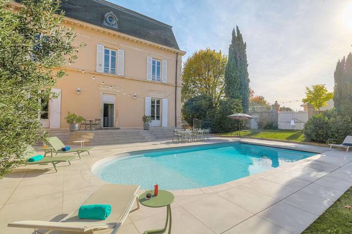 Location de vacances pour 15 personnes, avec Terrasse et Jardin ainsi que Piscine et Vue à Lachassagne