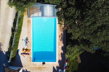 Gîte pour 4 personnes, avec terrasse ainsi que piscine et jacuzzi, animaux acceptés à Saint-Jean-du-Pin