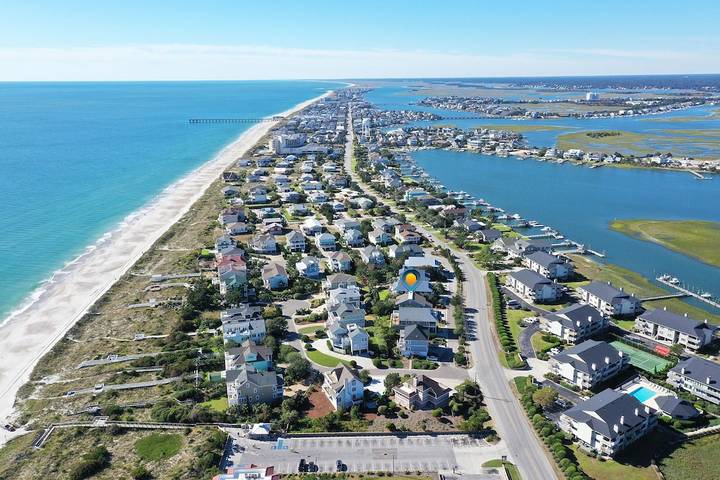 Vacation rental for 13 people, with yard and terrace as well as hot tub in Wrightsville Beach