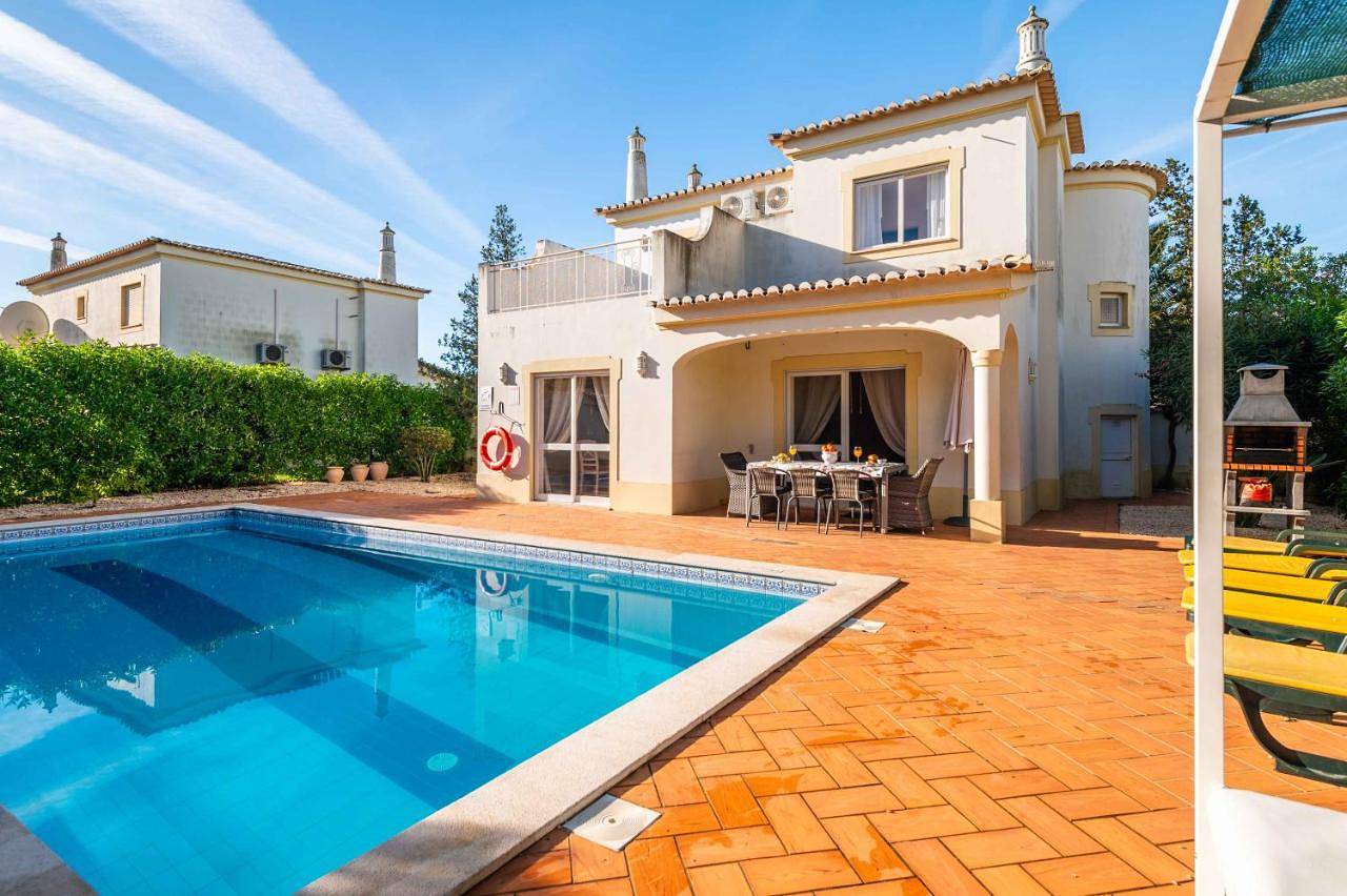 Villa Oasis, Piscina, Jacuzzi, Ténis e Praias! in Portimão, Distrito de Faro