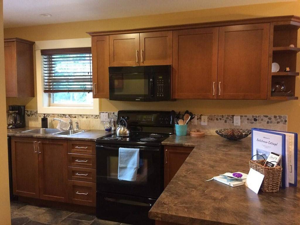 Pool & Hot-tub right across the lane! in Parksville, Regional District of Nanaimo