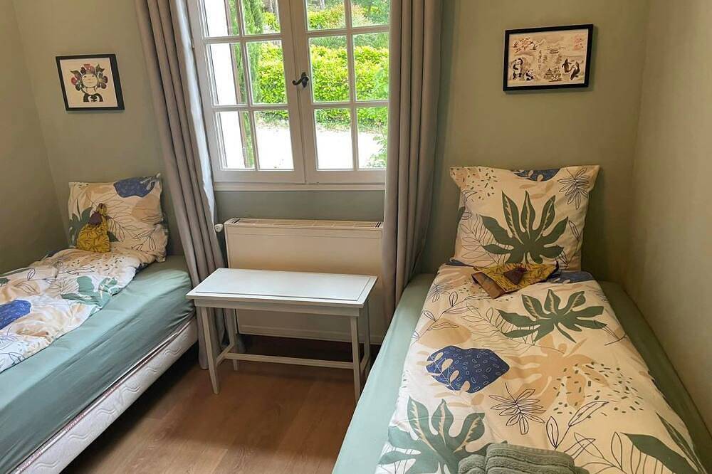 House with swimming pool in large garden in the heart of Provence - walking distance to town in Forcalquier, Parc naturel régional du Luberon