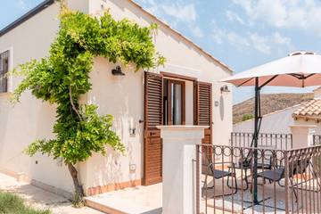 Ferienwohnung für 2 Personen, mit Seeblick und Balkon auf Sizilien