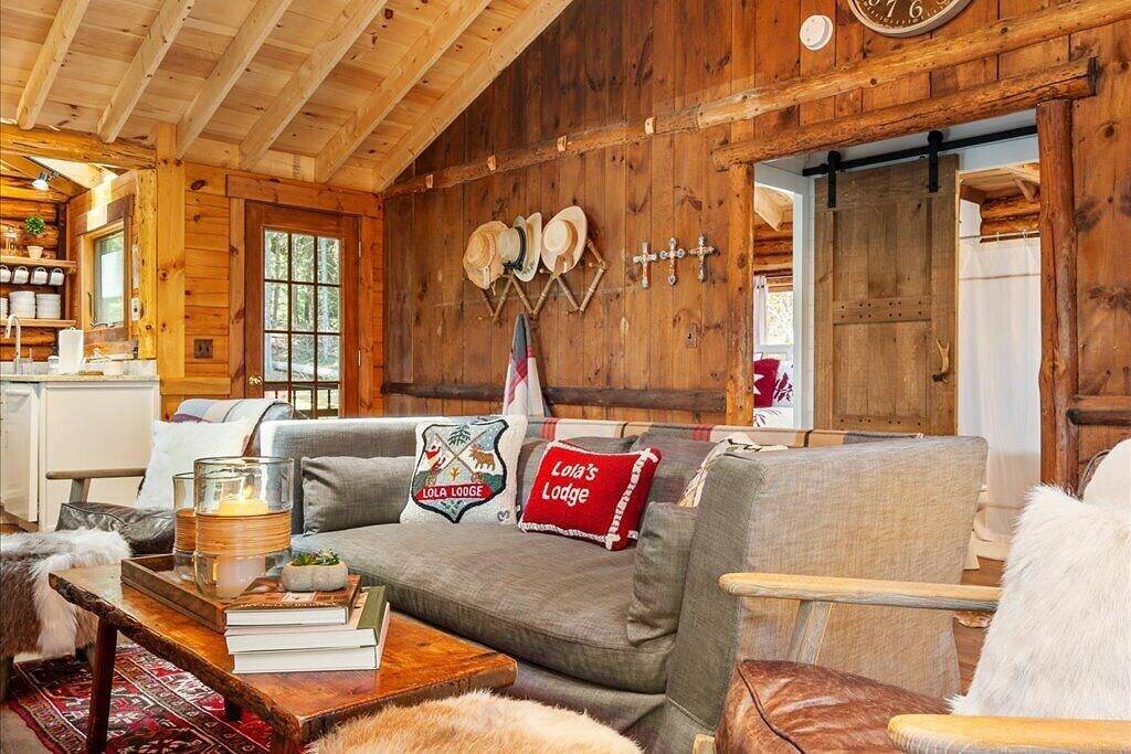 Chic, updated log cabin nestled in the pine trees of Sprucewold! in Boothbay Harbor, Lincoln County (Maine)