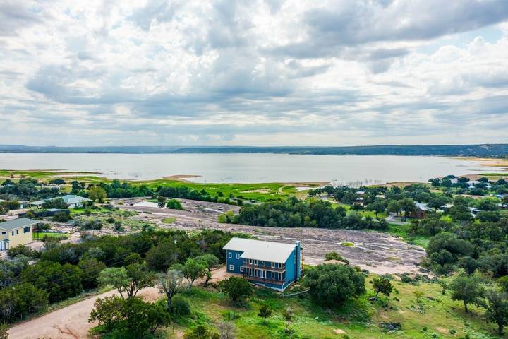 Vacation rental for 16 people, with balcony and lake view, kid friendly in Lake Buchanan