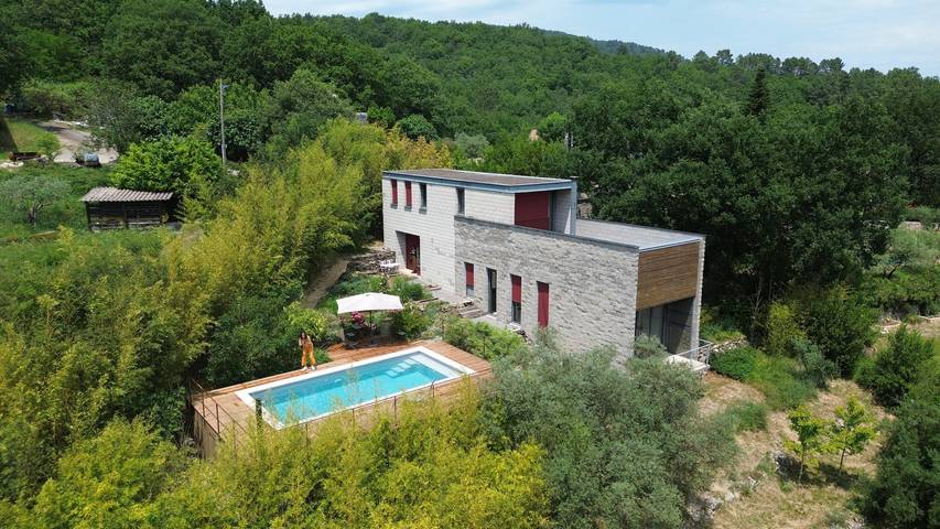 Villa pour 6 personnes, avec Balcon ainsi que Terrasse et Jardin dans Massif central