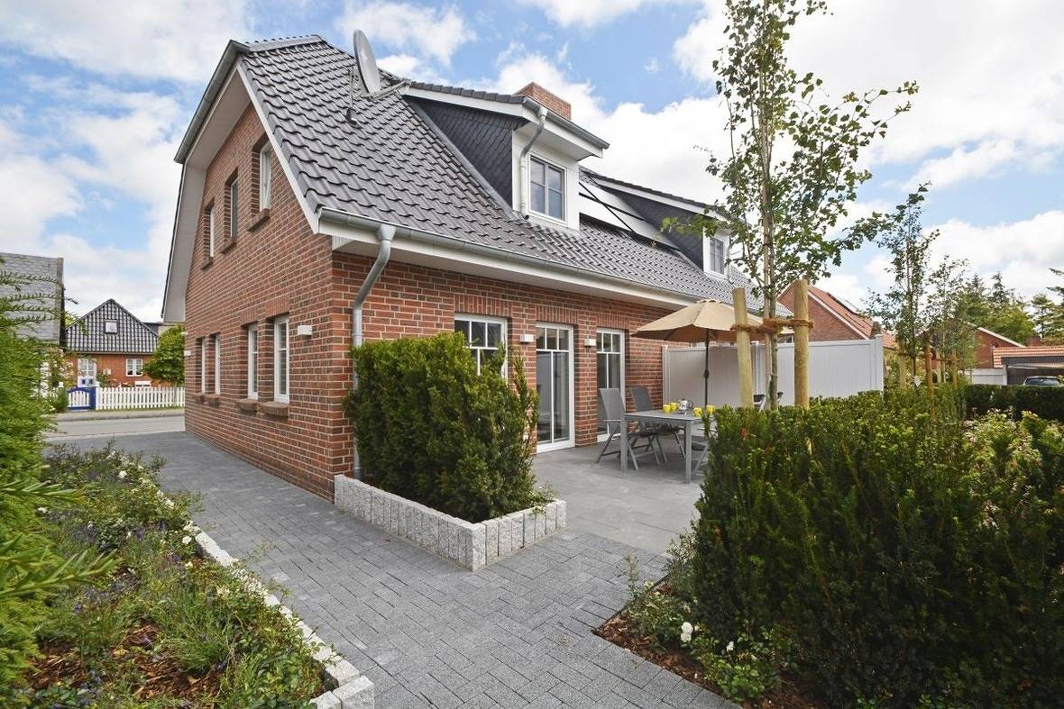 Haus Veronika rechts in Wyk auf Föhr (Stadt), Wyk auf Föhr