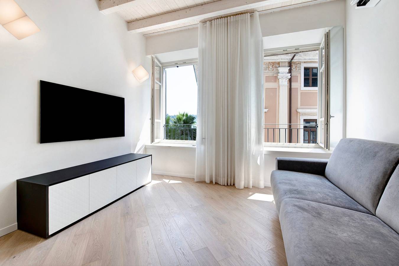 Geheel appartement, Appartement 'Flat 1' met uitzicht op het meer, draadloos internet en airconditioning in Salò, Garda Bergen