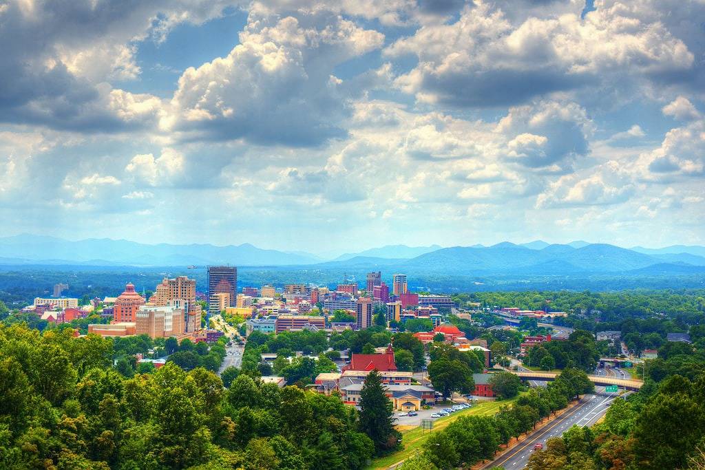 Ganze Wohnung, Updated Downtown Apartment w/ Big Private Balcony -- 2 Blocks to Pack Square in Blue Ridge Parkway, Asheville
