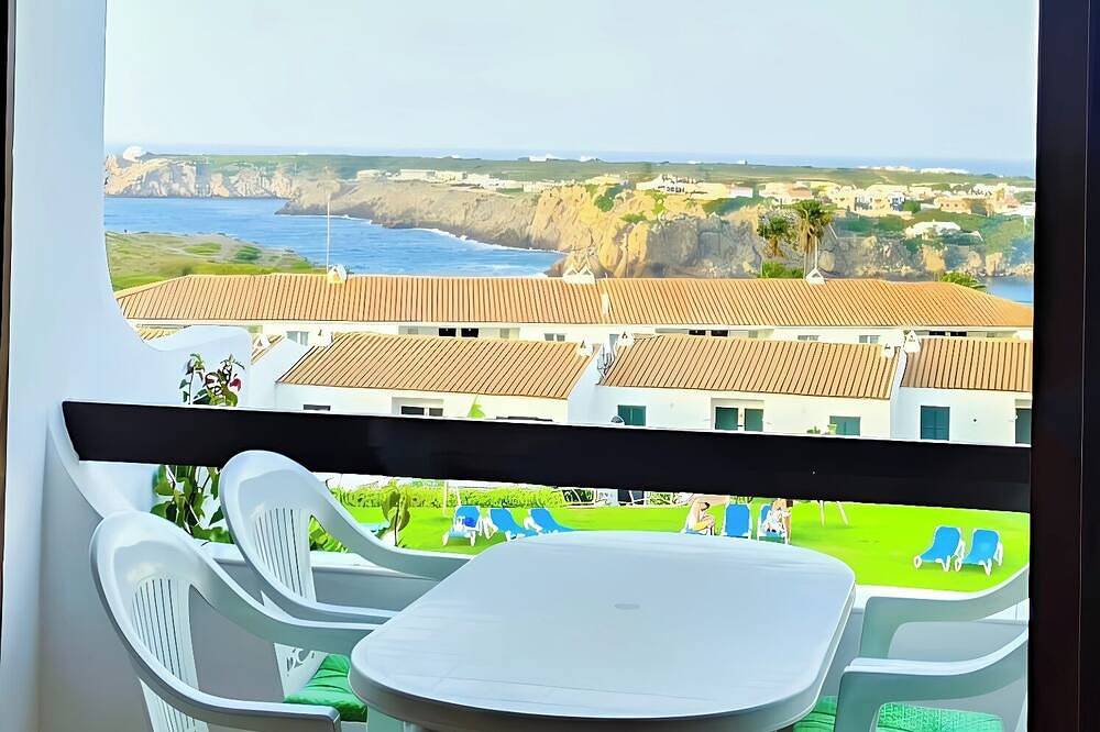 Ganze Wohnung, Apartment with beautiful sea views, gardens, swimming pool and very well located. in Arenal d'en Castell, Es Mercadal