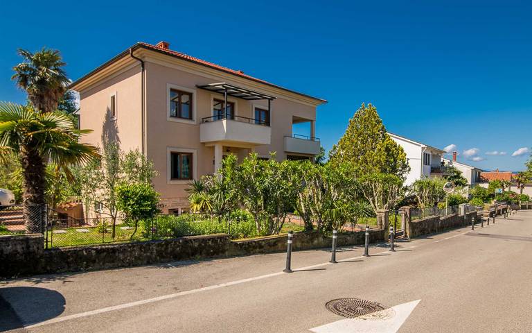 Ferienwohnung für 6 Personen, mit Balkon in Njivice