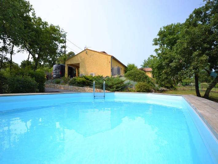 Location de vacances pour 2 personnes, avec Terrasse ainsi que Jardin et Piscine dans Largentière