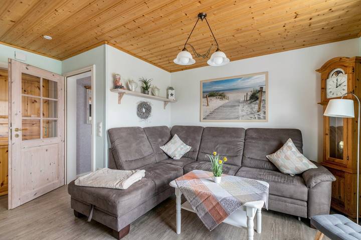 Entire apartment, Apartment 'Doppelhaushälfte Ida' with Private Terrace, Shared Garden and Wi-Fi in Meldorf, Dithmarschen