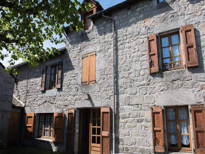 Gîte pour 7 personnes, avec piscine et jardin, adapté aux familles dans Peyre-en-Aubrac - 2