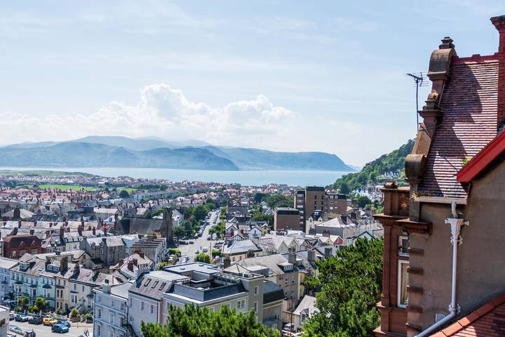 Cottage for 10 people, with garden and terrace in Llandudno