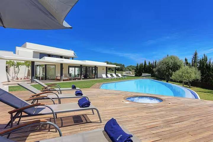 Villa für 8 Personen, mit Ausblick und Pool sowie Garten - 1