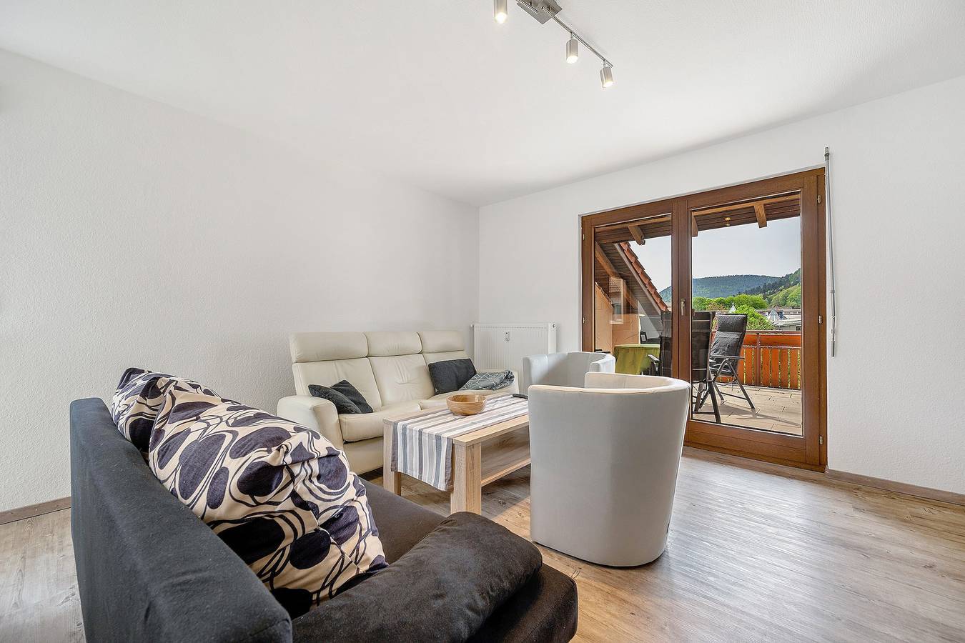 Ολόκληρο το διαμέρισμα, Apartment "Kleeblatt" with Balcony and Wi-Fi in Calmbach, Bad Wildbad