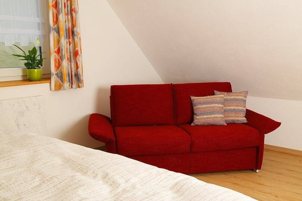 Ganze Wohnung, Gemütliches Ferienhaus (75 m2) mit offener Galerie und Terrasse in Weigenheim, Fränkisches Weinland
