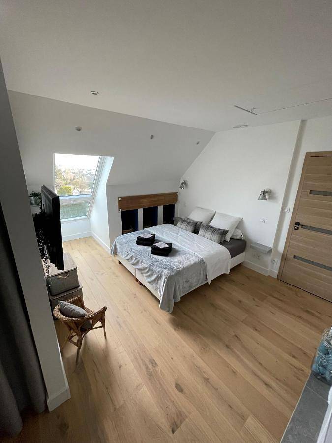 Deluxe Double Room with Bath in Fontaine-lès-Dijon, Région de Dijon