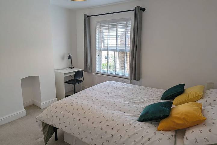 Fantastic 3 bedroom house. 2 mins walk from train station. 10 mins from Gatwick in Crawley, Sussex de l'Ouest
