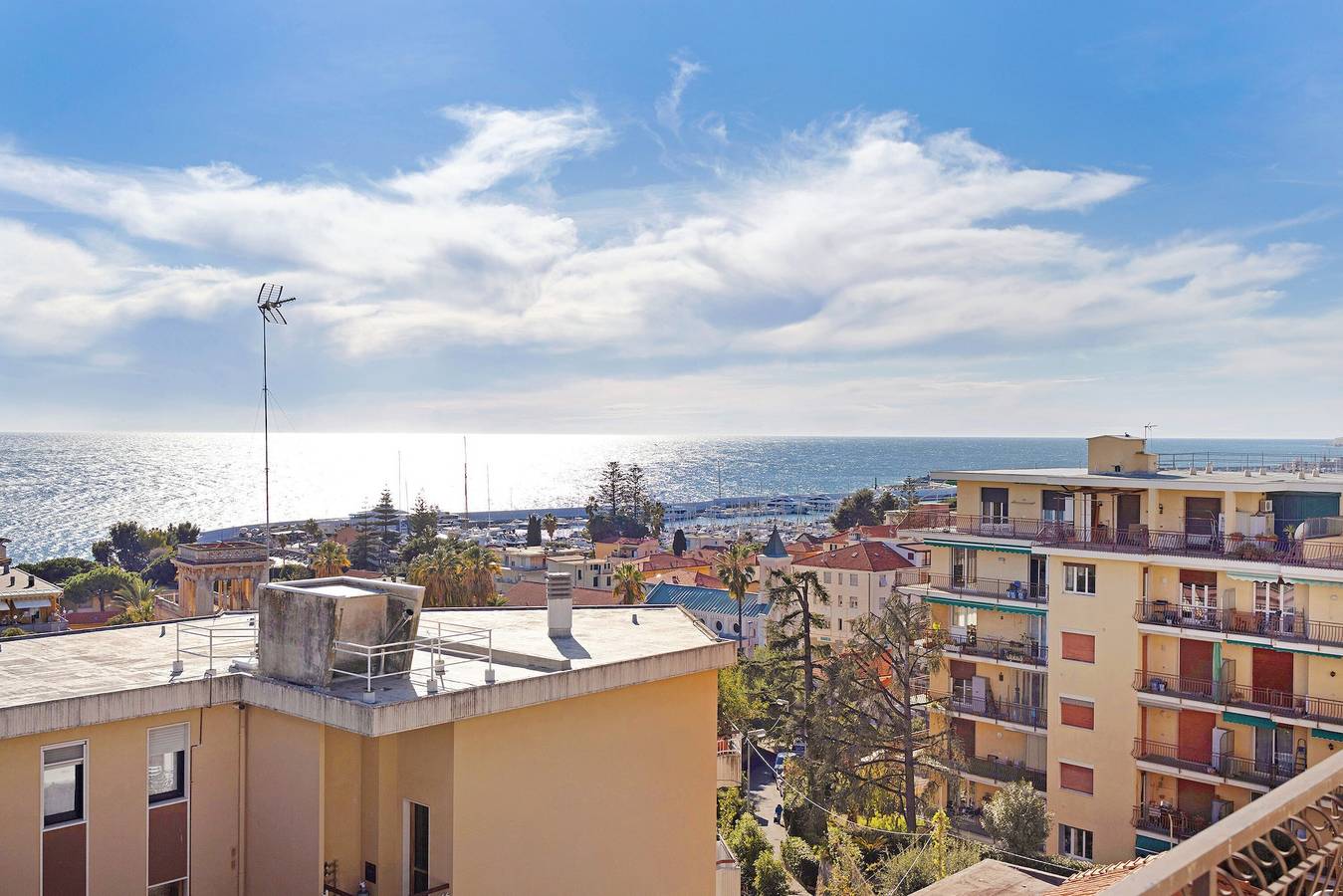 Ganze Wohnung, Ferienwohnung 'Bellevue' mit Meerblick und privater Terrasse in San Remo, Sanremo Gemeinde