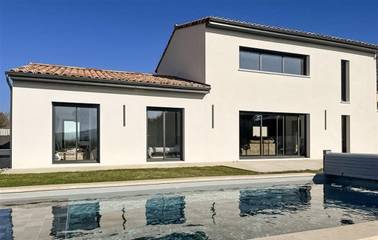 Gîte pour 8 personnes, avec terrasse ainsi que piscine et jardin à Valaurie