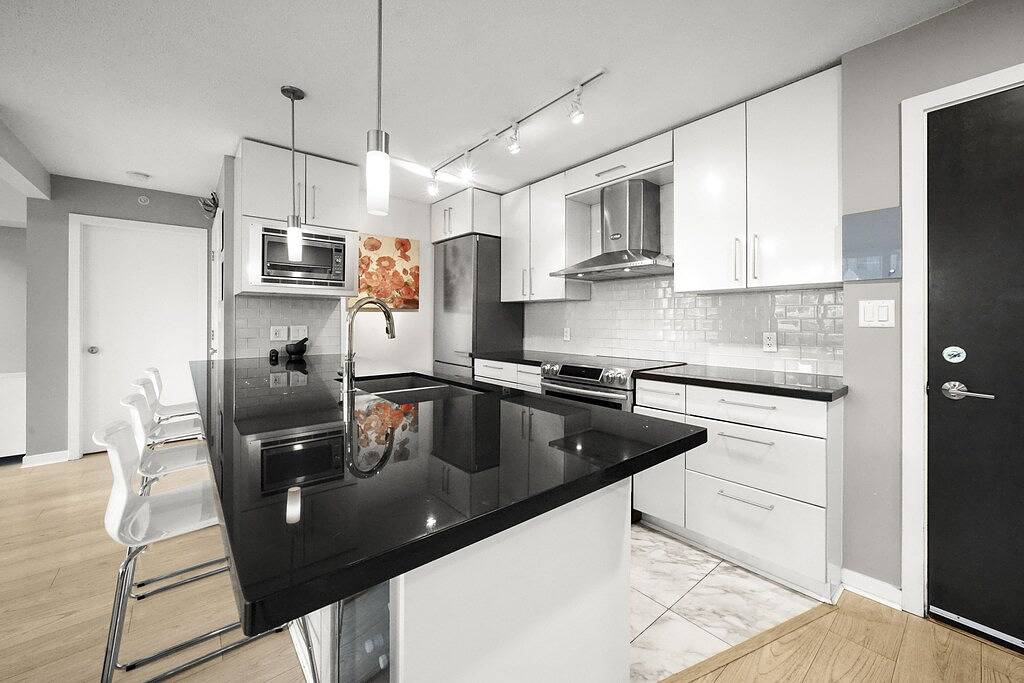 Ganze Wohnung, Designer 3 bed Luxurious finishings! Sleeps 8. Communal Hot tub  pool dry sauna  in Vancouver, British-Columbia