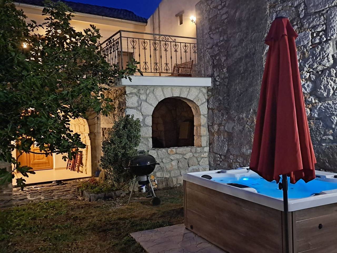 Geräumige Villa mit drei Schlafzimmern und einem ruhigen Garten in Tribalj, Primorje-Gorski Kotar