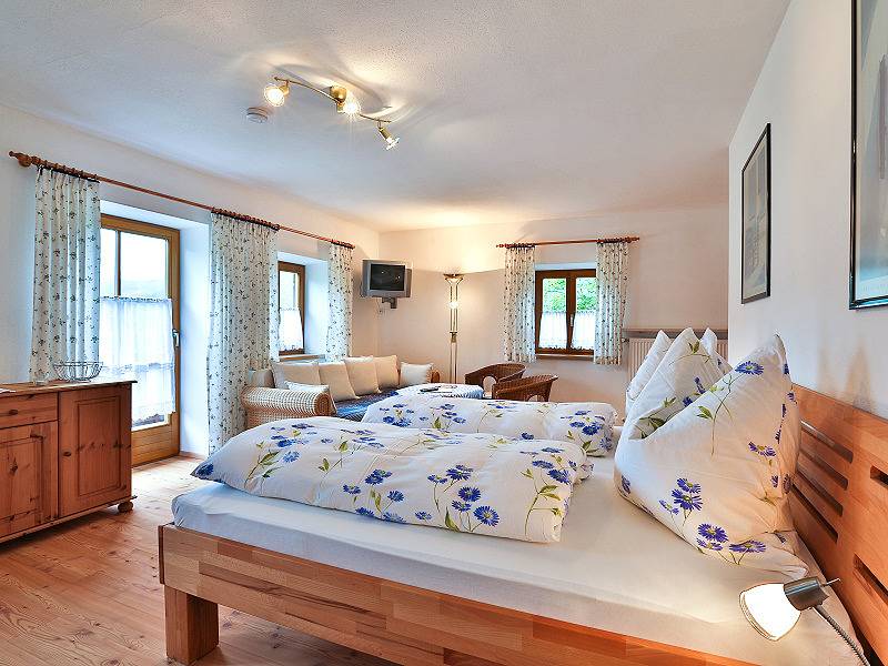 Haus Lindenbichl - Blaues Zimmer - Doppelzimmer mit Dusche/Wc/Balkon, 25 qm, Tv, Radio, Haarfön in Hintersee, Ramsau bei Berchtesgaden
