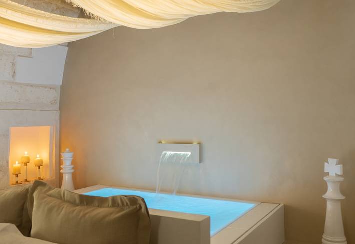 Appartamento intero, Appartamento di lusso 'Eurydice Suite' con piscina interna, terrazza, A/C e Wi-Fi in Ostuni, Salento
