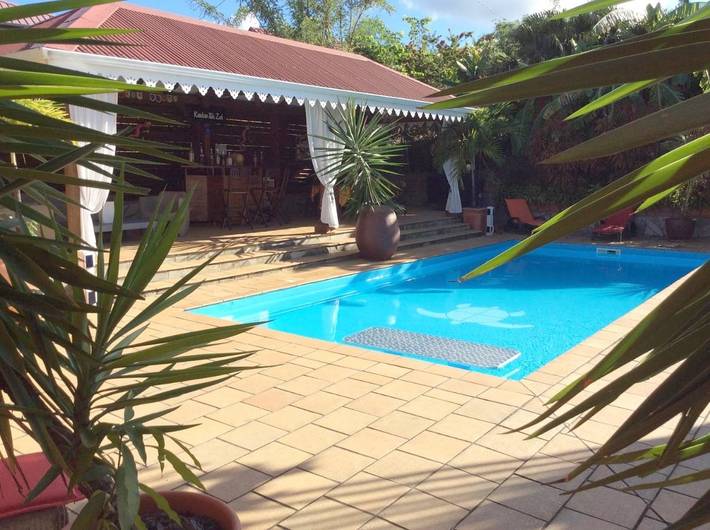 Gîte pour 2 personnes, avec piscine ainsi que jardin et vue à Rivière-Salée - 2