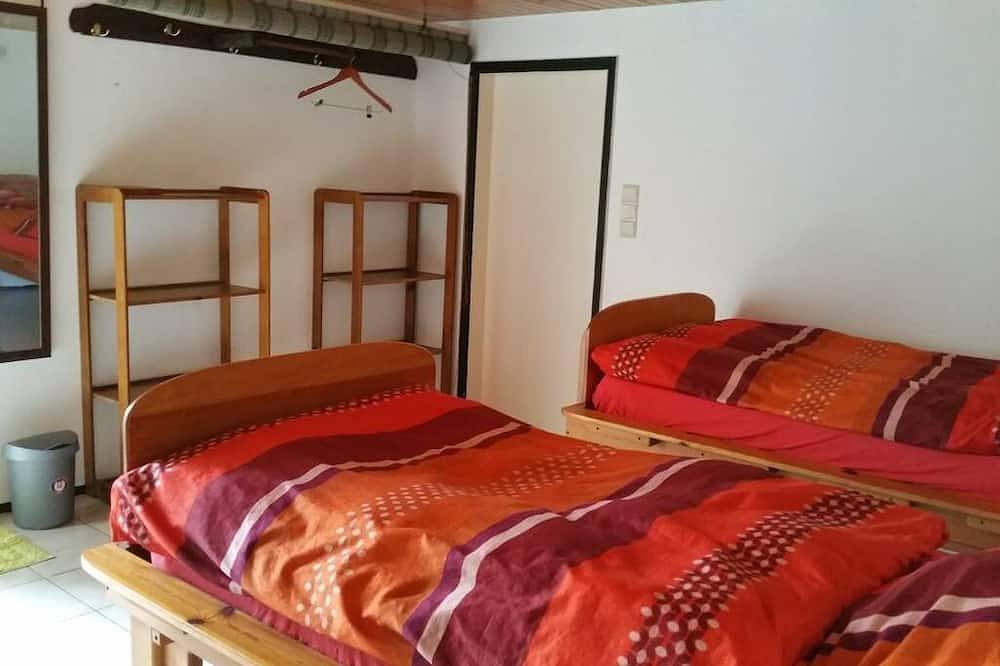 Amplia casa de campo, terraza de desayuno en el soleado jardín, estilo moderno y abierto in Cascalho de Cima, Cedros